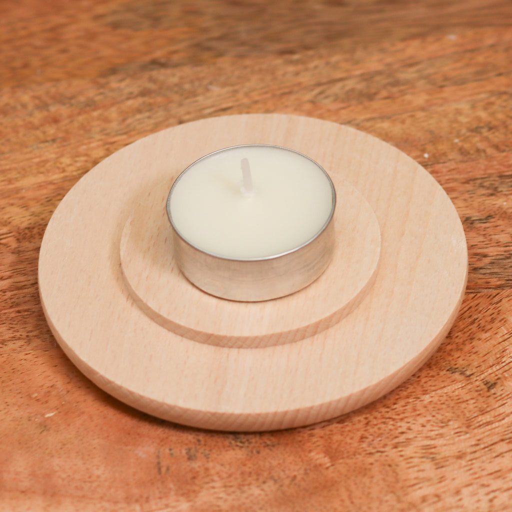 runder Holzuntersetzer für Lichtkuppeln mit Teelicht – minimalistische Produktaufnahme auf Holzfläche