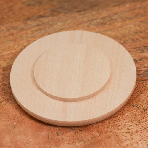 runder Holzuntersetzer für Lichtkuppeln–naturbelassen, auf warmer Holzfläche platziert