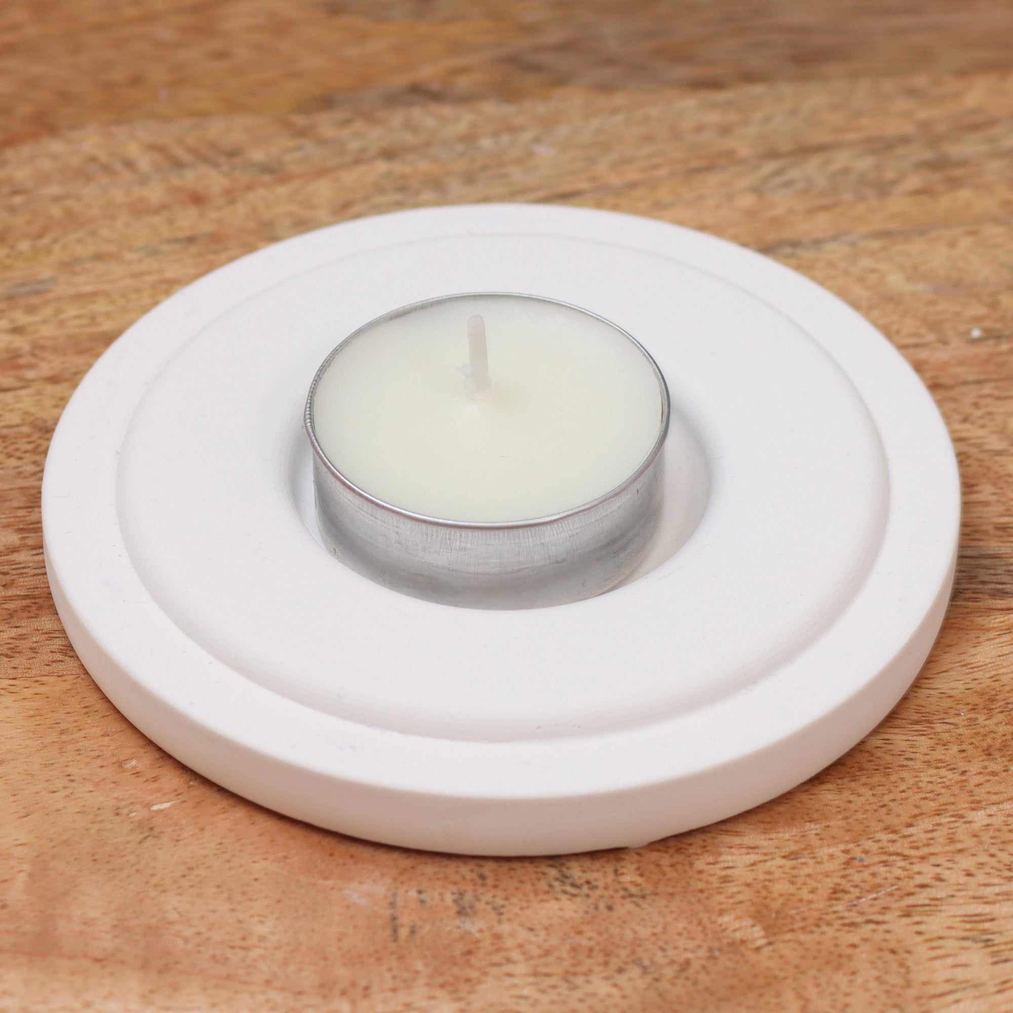 Runder Untersetzer- Gießobjekt aus weißem Gips mit Teelichter – Zubehör für Lichtkuppeln-auf Holzplatte