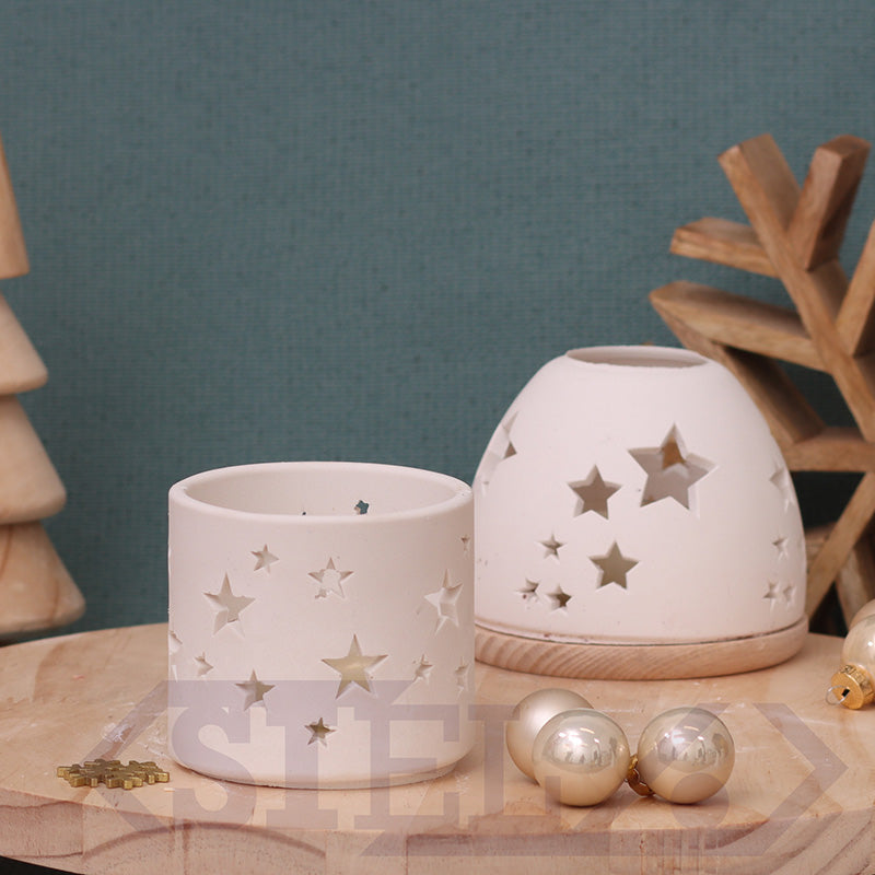 Teelicht-Windspiel-aus weißem Gips mit Sternen-Ausschnitten, fotografiert auf Holzuntergrund – stimmungsvolle Weihnachtsdeko.
