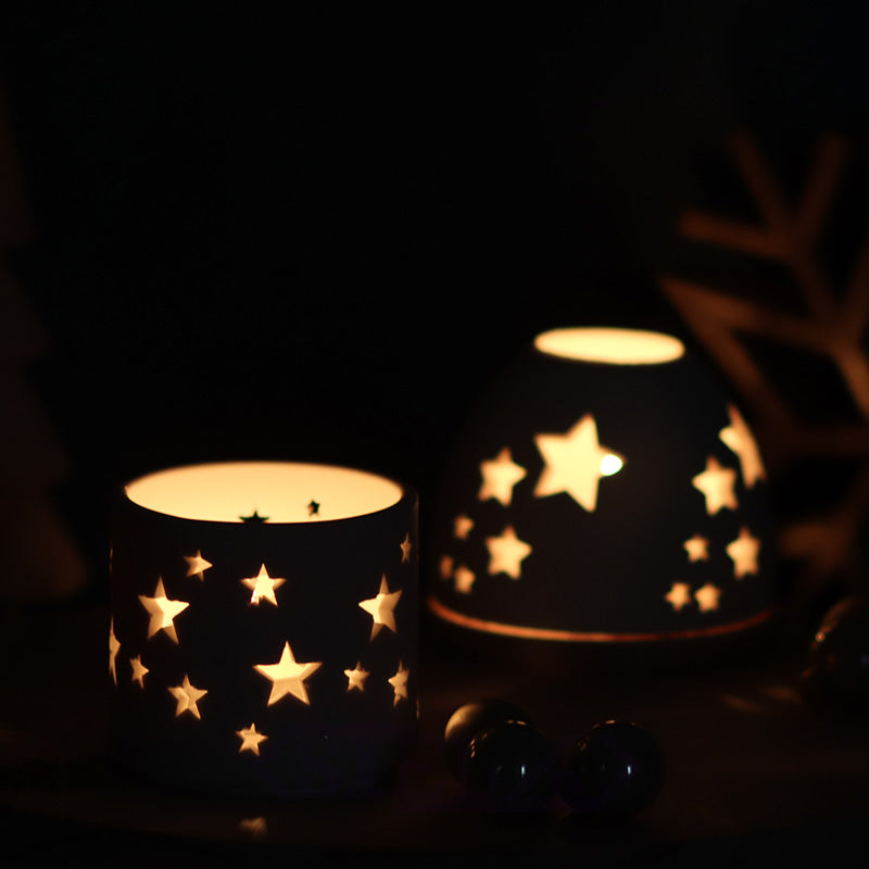 Teelicht-Windspiel- aus weißem Gips mit Sternen-Design-im Dunkeln – stimmungsvolle Lichtdeko.
