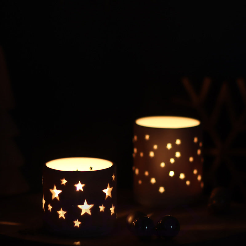 Teelichter-zwei Windspiel-Gießformen- aus weißem Gips mit Sternen-Design, stimmungsvolle Lichtdeko- leuchtend bei Nacht