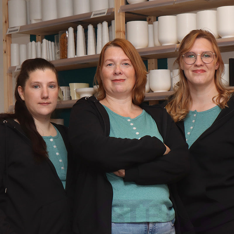 Mitarbeiter-Ina Janssen-Lagerregal-Silikonformen-Maufaktur