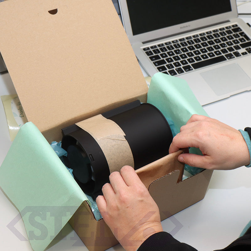 Verpackungsprozess-Paket-Silikonform-Laptop_Schreibtisch-nachhaltige Verpackung-Handwerk